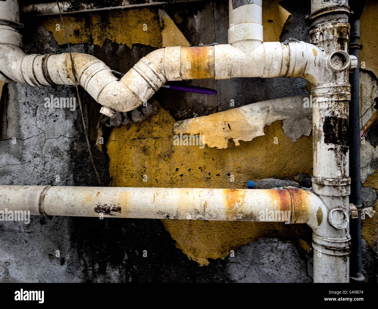 Tubi obsoleti e infrastrutture edilizie Foto Stock