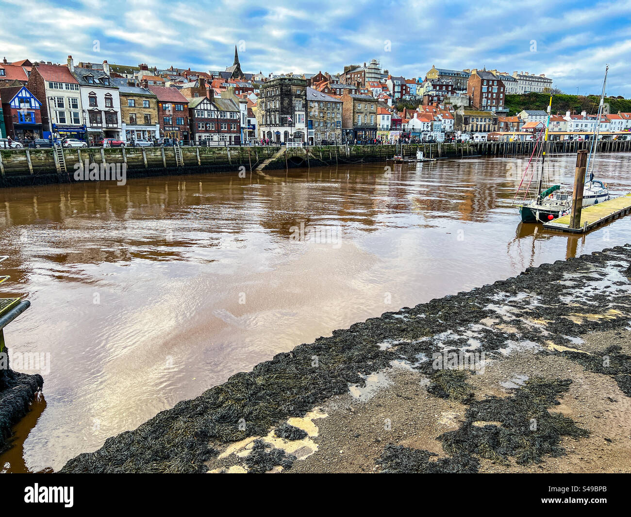 Fiume Esk a Whitby con la bassa marea Foto Stock