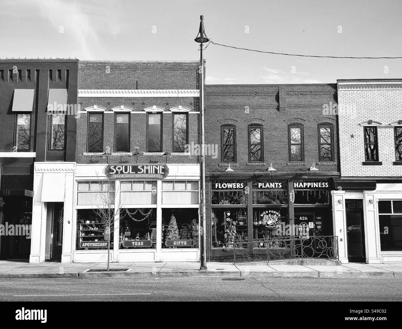 Edifici storici nel centro di Loveland, Colorado, Stati Uniti. Filtro bianco e nero. Vista sulla strada in inverno. Aziende locali. - Immagine stock catturata con smartphone