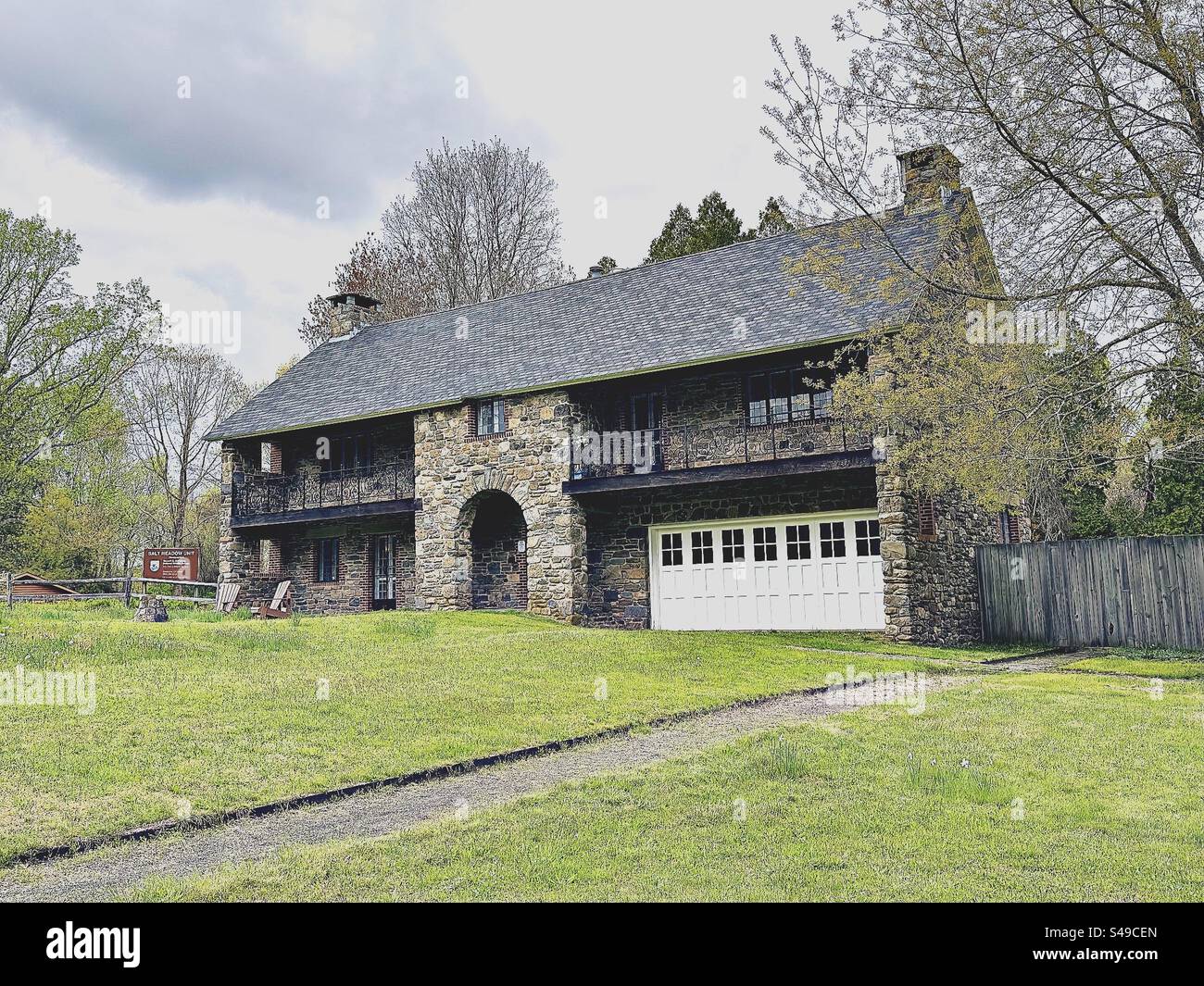 Westbrook, Connecticut, USA: Edificio in pietra a due piani presso il sito di Salt Meadow del servizio pesca e fauna selvatica degli Stati Uniti. Stewart B. McKinney National Wildlife Refuge. Casa Lape-Read. Foto Stock