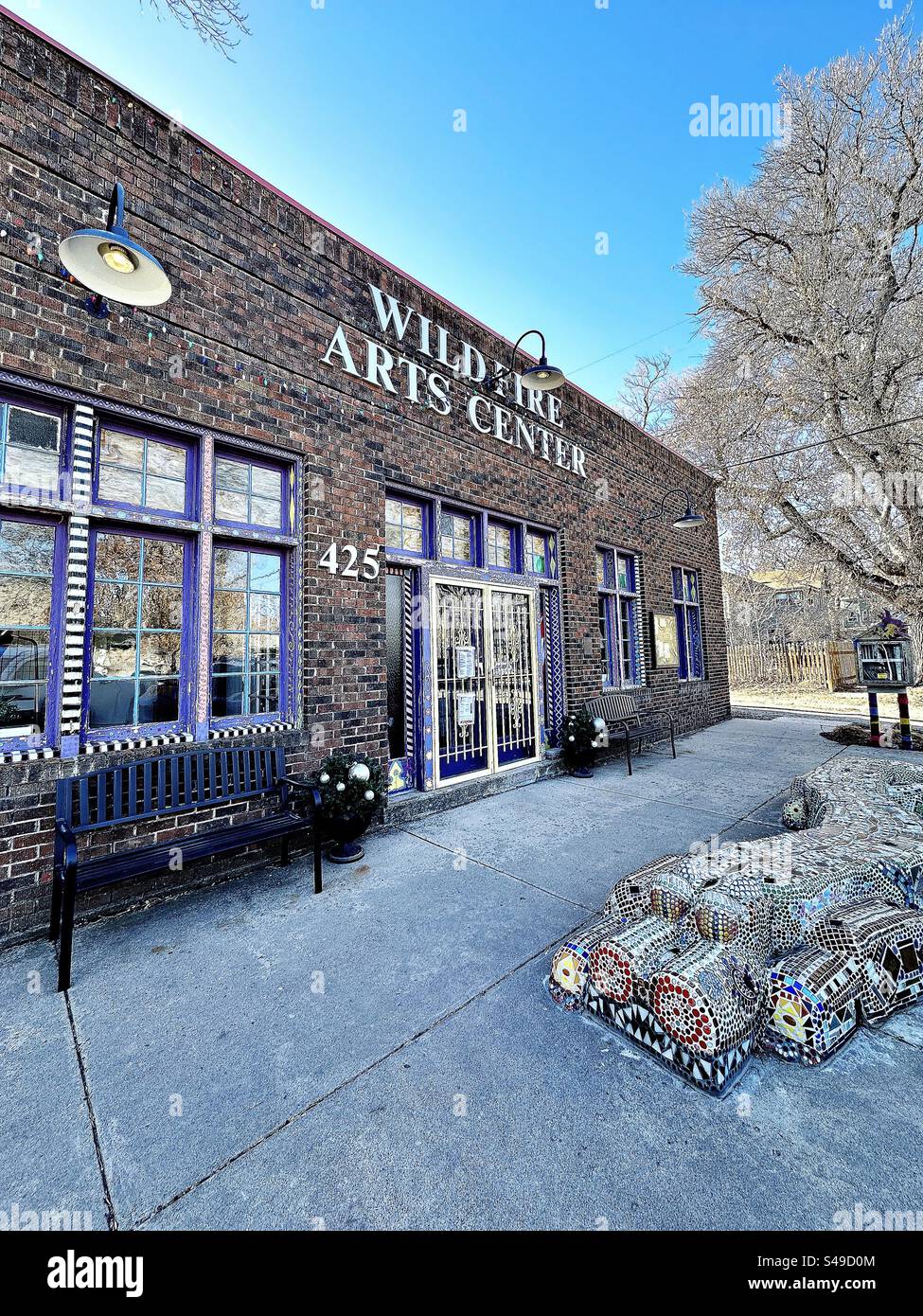 Berthoud, Colorado, Stati Uniti: Wildfire Arts Center durante l'inverno. Situato nel centro storico. Vista esterna. Edificio storico in mattoni rossi con arte a mosaico all'esterno. - Immagine stock catturata con smartphone