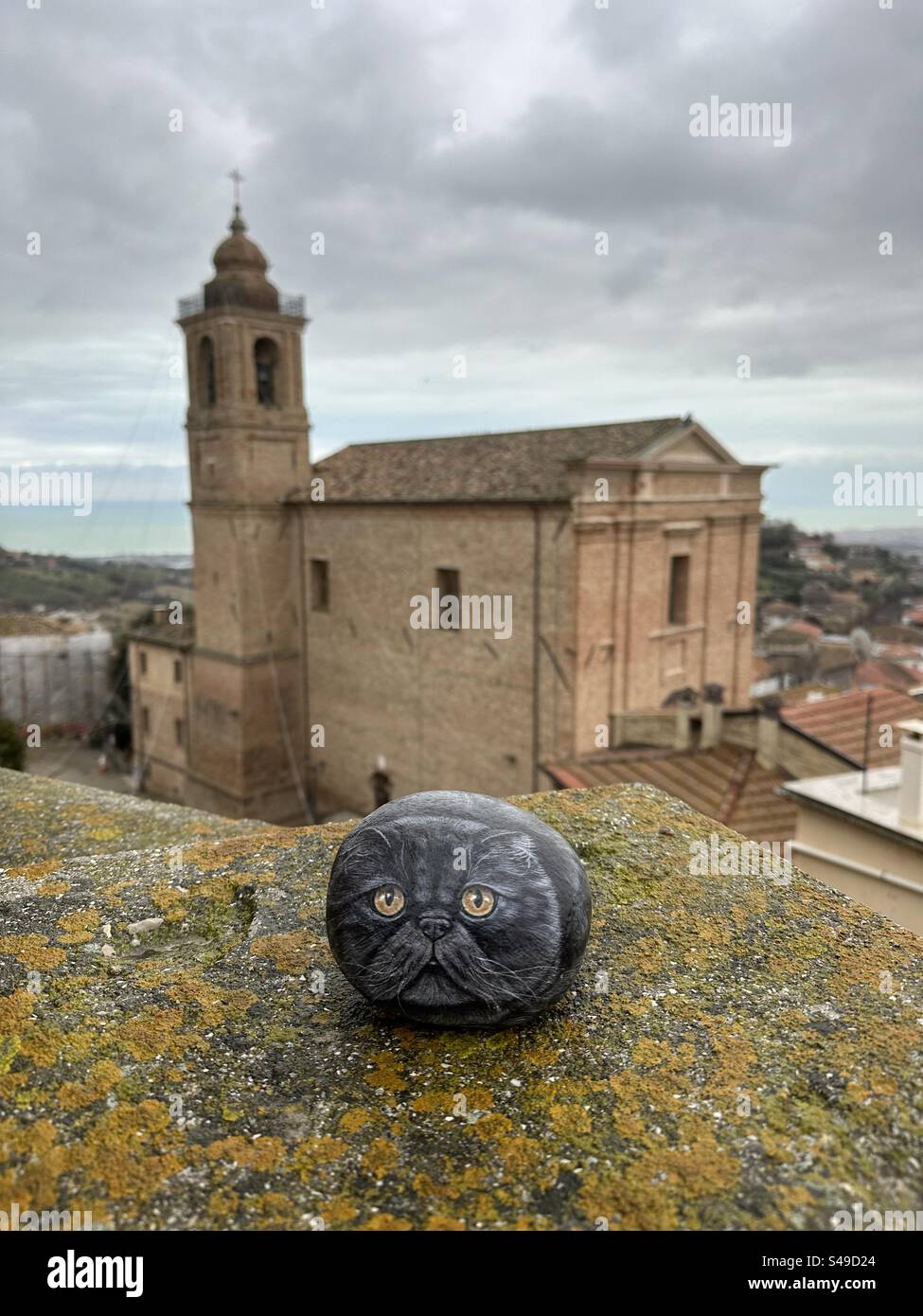 Gatto ornamentale in pietra nel centro storico di Colonnella, Abruzzo, Italia Foto Stock