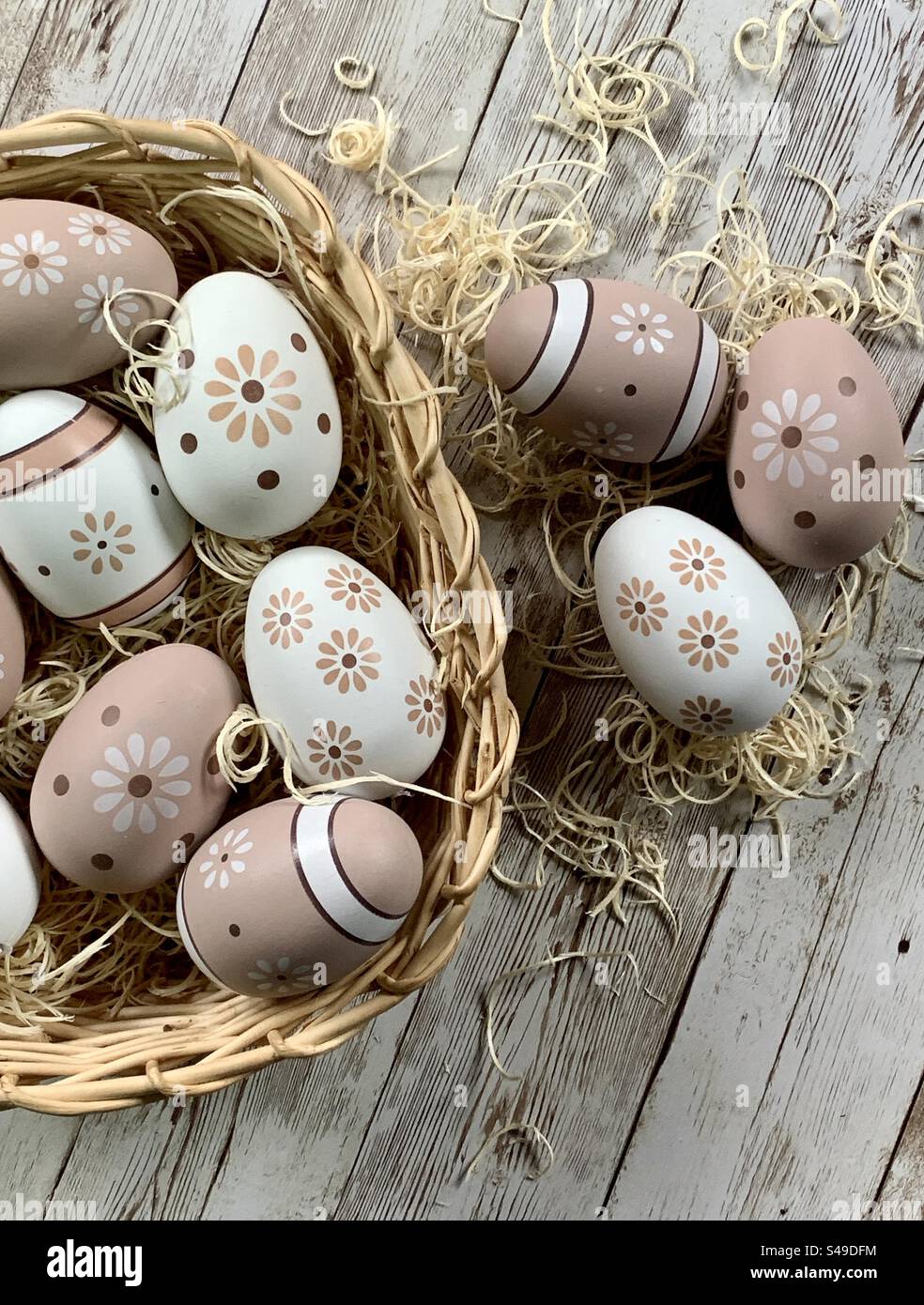 Dipinto di uova di Pasqua in un cestello - Immagine stock catturata con smartphone