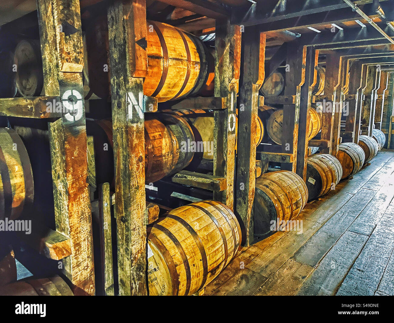 Botti di bourbon del Kentucky invecchiate in un magazzino Rickhouse, dove le botti vengono immagazzinate prima di versare e mescolare Foto Stock
