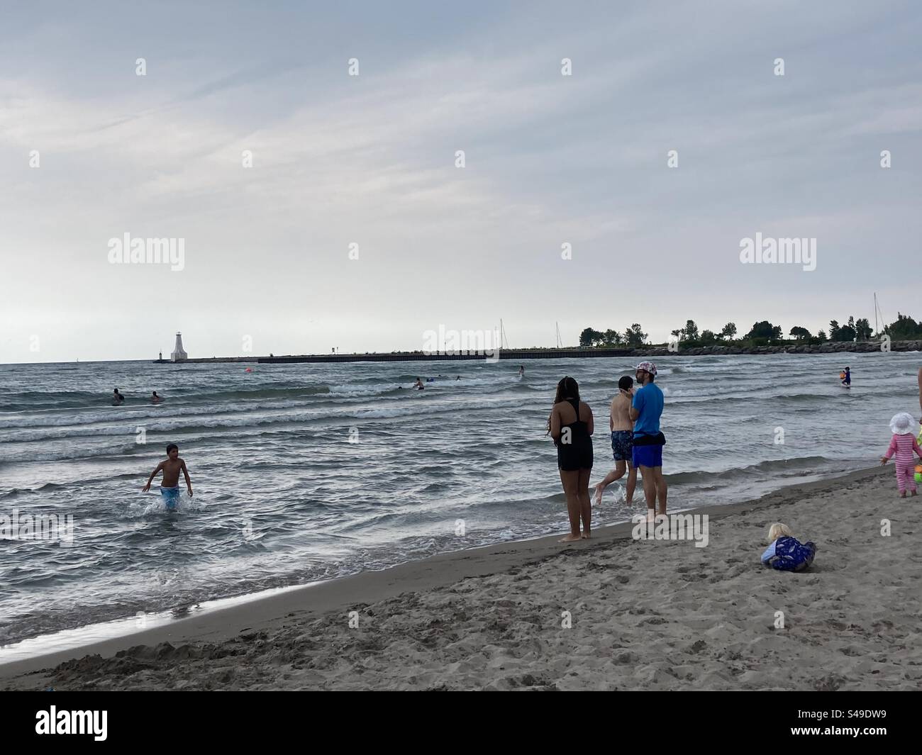 Gente sulle rive del lago Ontario, Coburg, Canada Foto Stock