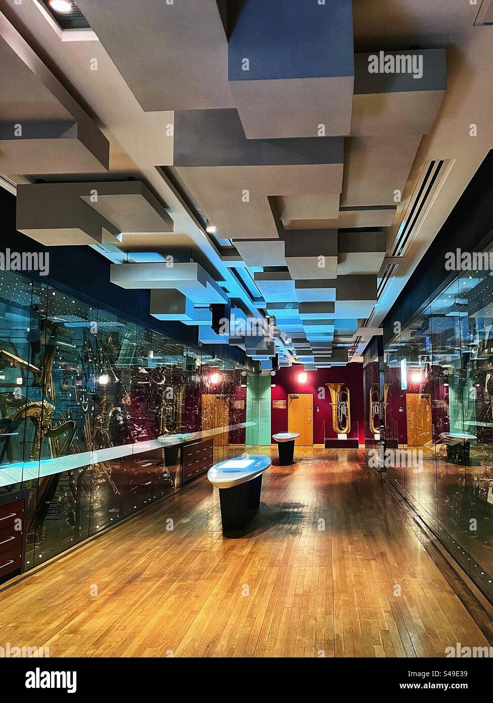 Musical Instruments Gallery presso l'Horniman Museum di Londra, dove una grande collezione di strumenti musicali è esposta al pubblico. - Immagine stock catturata con smartphone