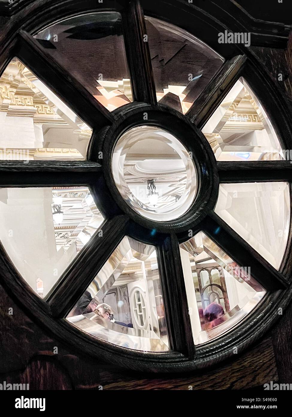 Lunga esposizione che guarda dalla strada al teatro London Coliseum e al teatro dell'opera attraverso la finestra della porta - Immagine stock catturata con smartphone