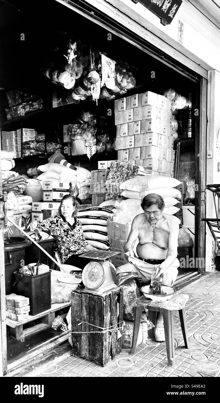 Un piccolo negozio di Maha Rat Road vicino al fiume Chao Phraya a Bangkok, Thailandia. Foto Stock