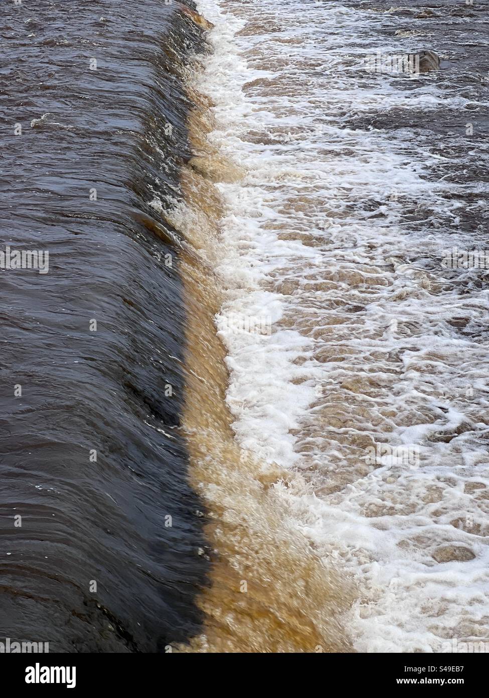 Fiume incontra il mare Foto Stock