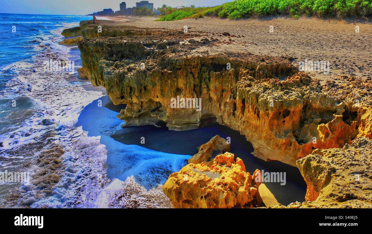 Blowing Rocks Preserve a Giove, Florida, USA, in una giornata di sole e brezza lungo la costa dell'Oceano Atlantico. Foto Stock