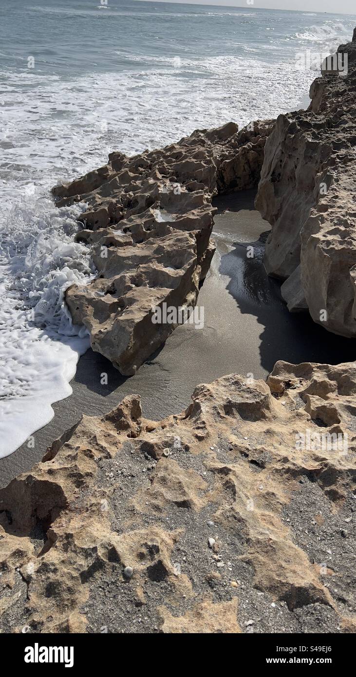 Blowing Rocks Preserve a Giove, Florida, USA, in una giornata di sole e brezza lungo la costa dell'Oceano Atlantico. - Immagine stock catturata con smartphone