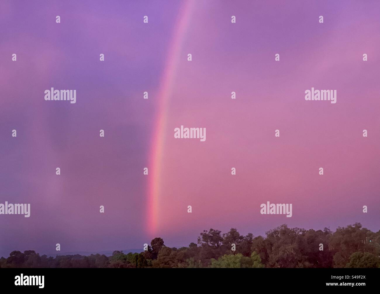 Vista dalla finestra dell'arcobaleno nel suggestivo cielo del tramonto dopo la tempesta. Scenics-natura. Foto Stock