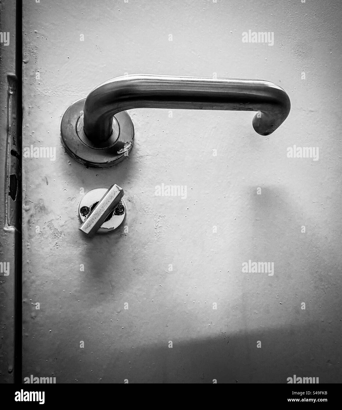 Una porta interna chiusa a chiave con maniglia Foto Stock