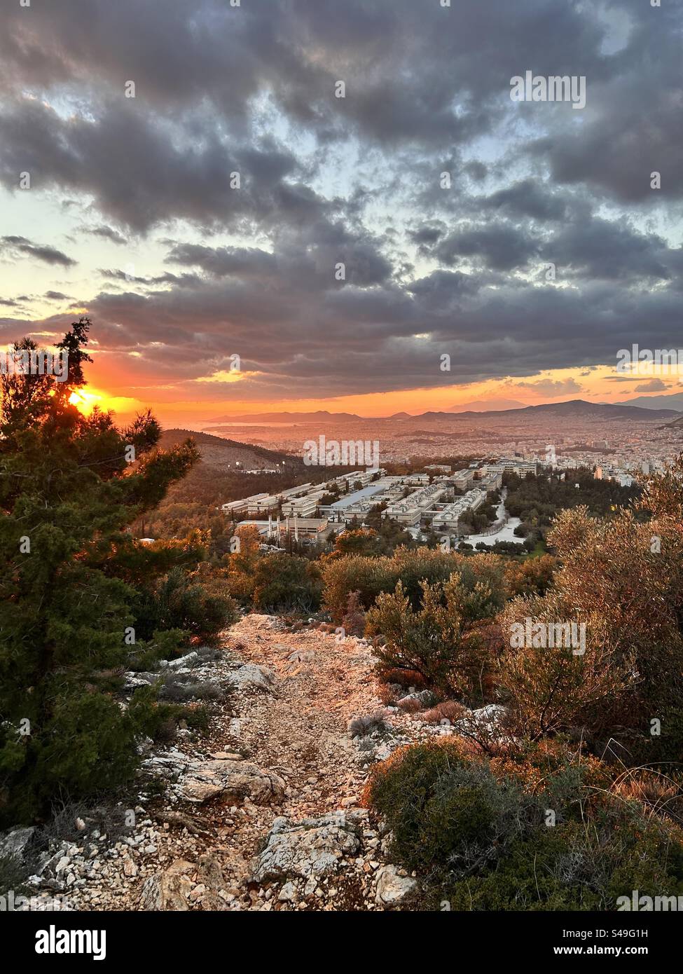 Serenata al tramonto: Un percorso meno percorso sopra l'arazzo storico di Atene Foto Stock