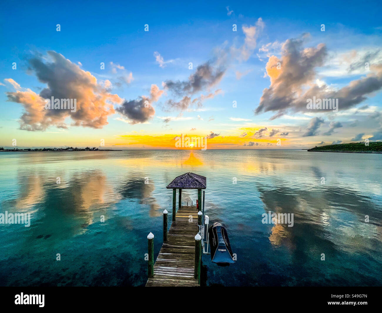 La vista del tramonto dalla terrazza del ristorante 1648 al French Leave Resort di Eleuthera, Bahamas, il 12 novembre 2023. - Immagine stock catturata con smartphone