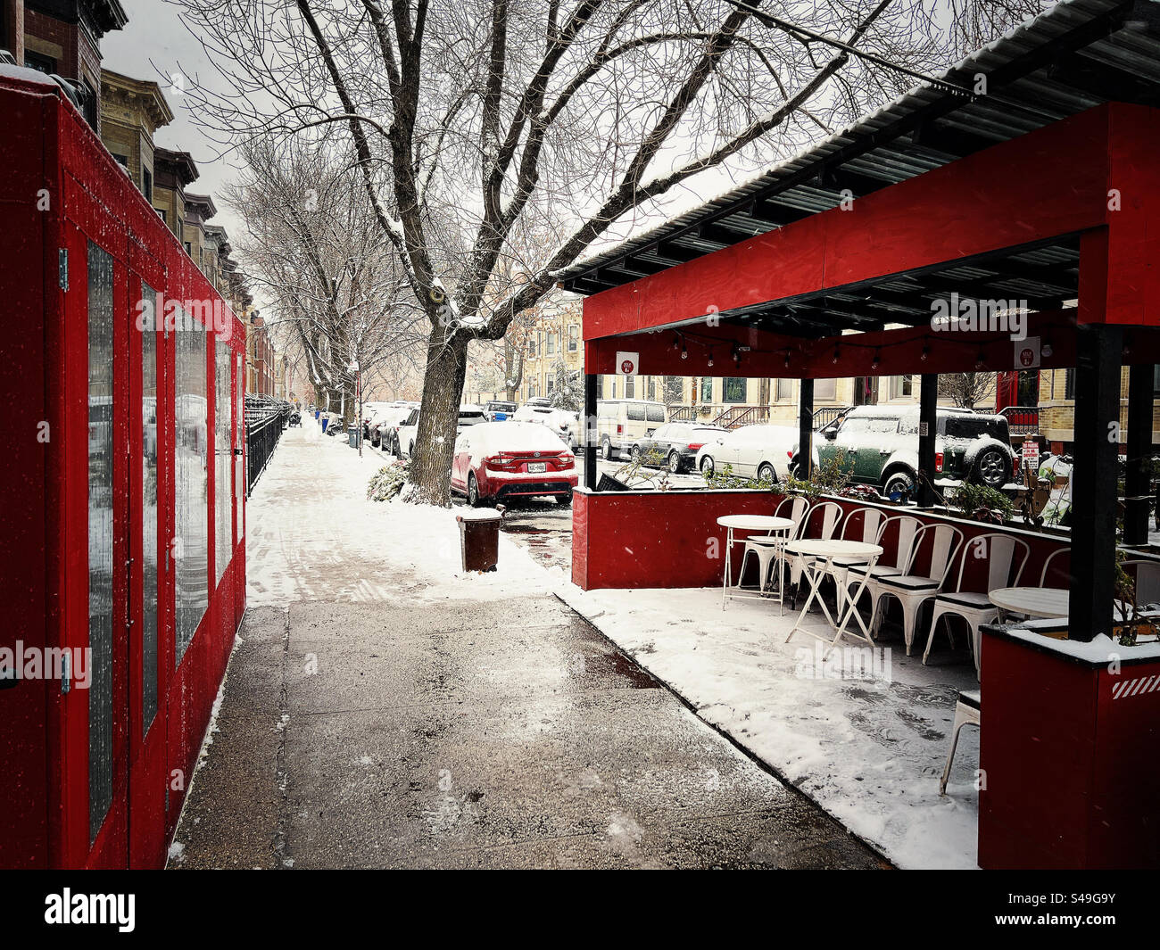 Non è possibile cenare all'aperto a Brooklyn, New York City dopo la prima nevicata di oltre 2 centimetri in quasi 2 anni Foto Stock