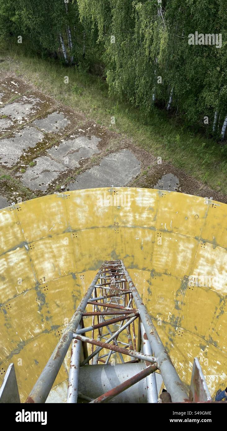 Sopra una vecchia antenna spia sovietica a Irbene, in Lettonia. L'antenna non è più in uso. Foto Stock