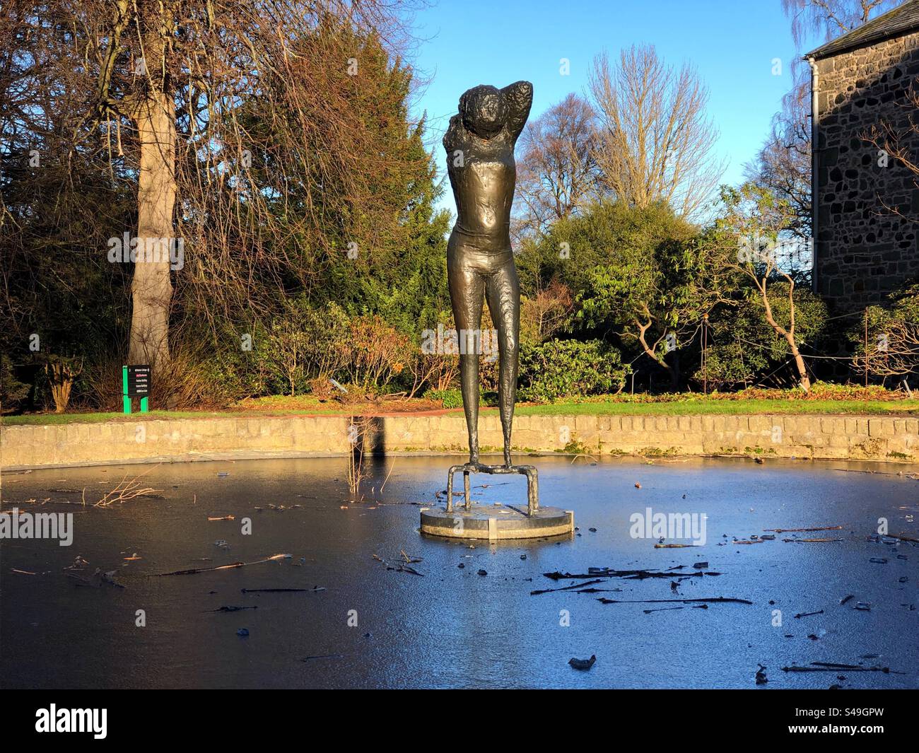 Scultura di Reg Butler "Girl" presso il laghetto ornamentale del Royal Botanic Garden di Edimburgo - Immagine stock catturata con smartphone