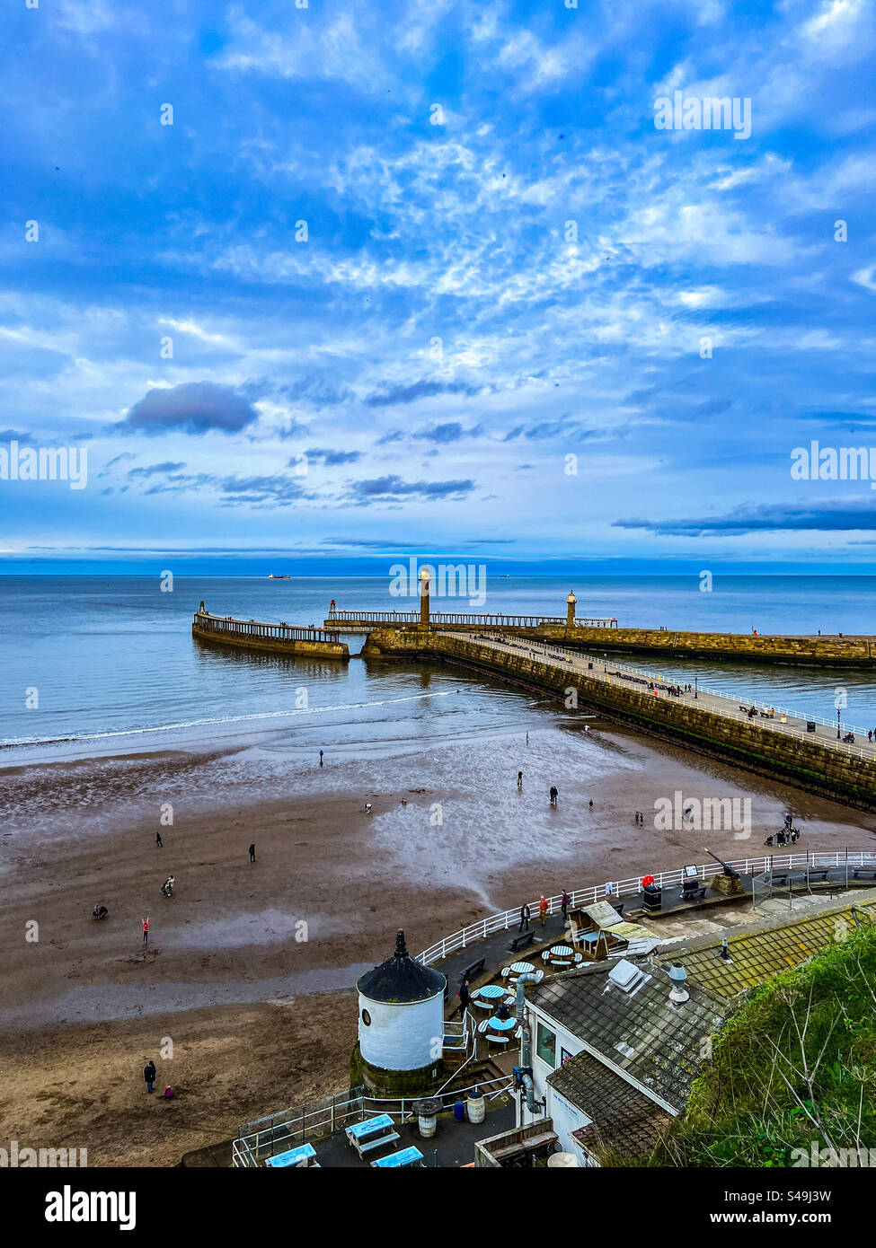 Molo Whitby con marea fuori Foto Stock