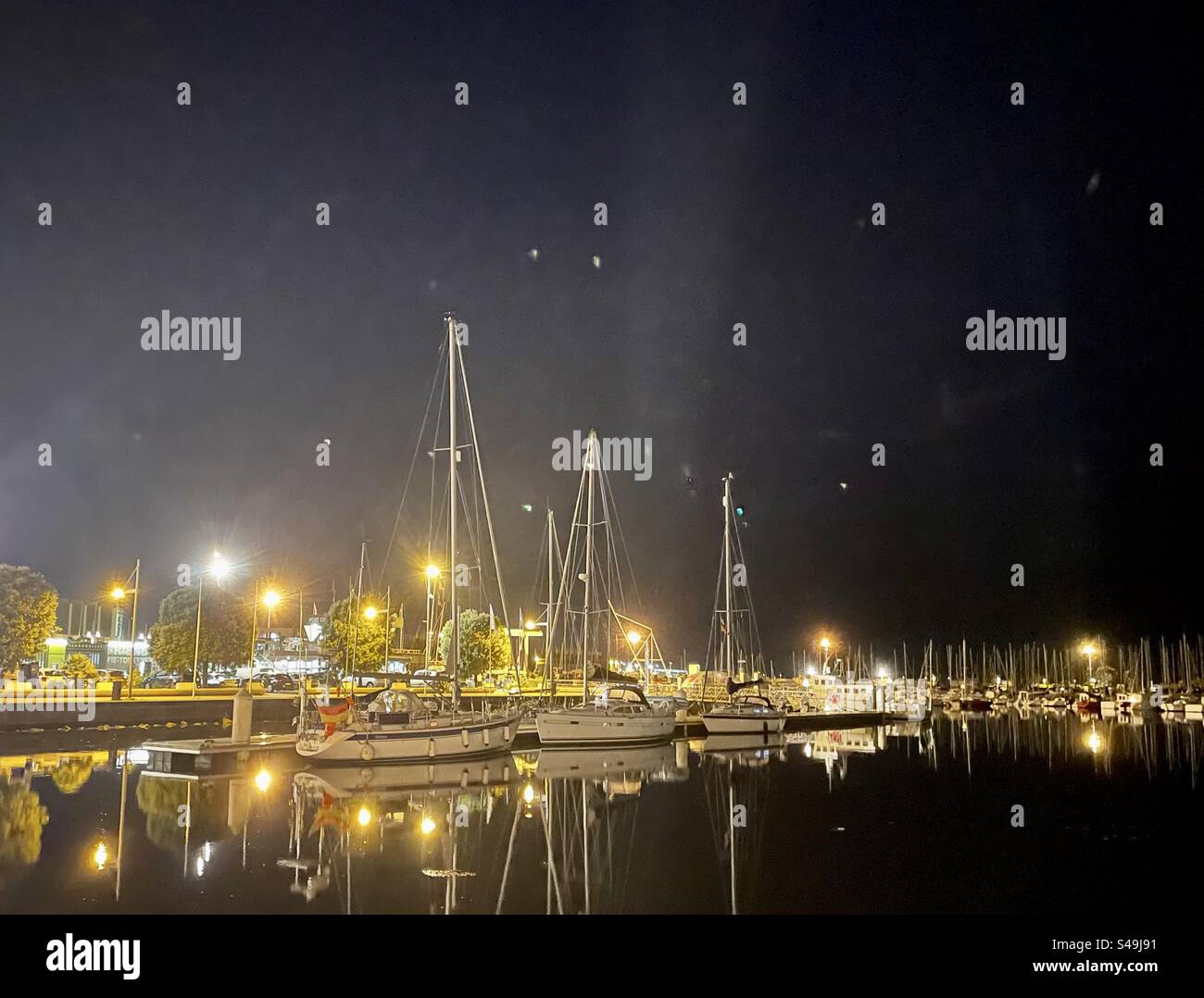Yacht ormeggiati nel porticciolo di Cherbourg di notte con cielo limpido e stelle Foto Stock