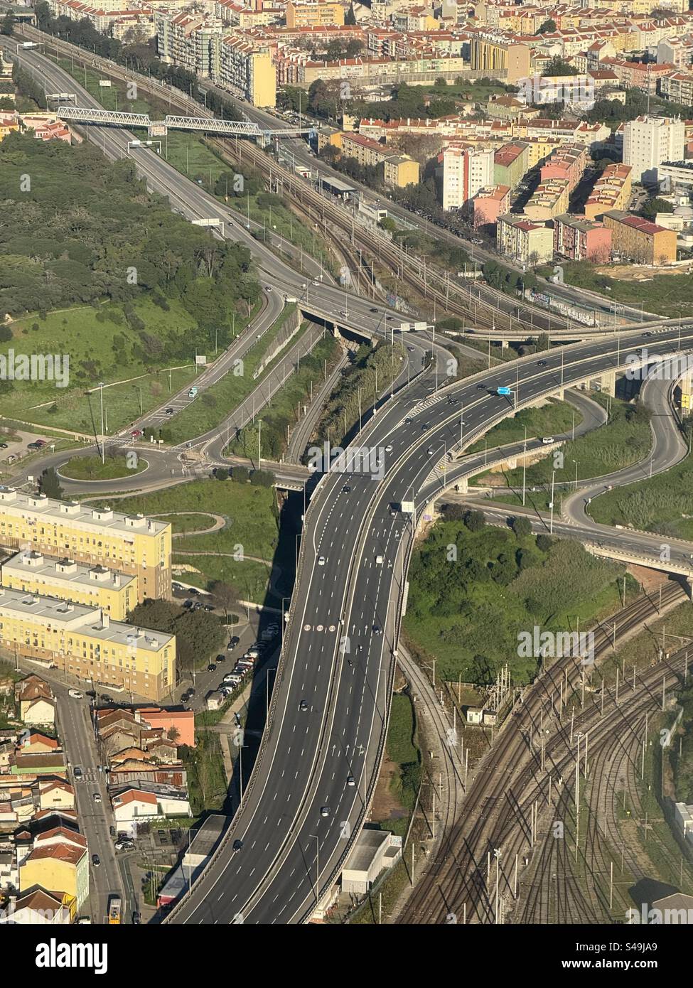 Vista aerea di Lisbona che mostra lo svincolo autostradale, le strade cittadine e gli edifici residenziali nella capitale del Portogallo. Foto Stock