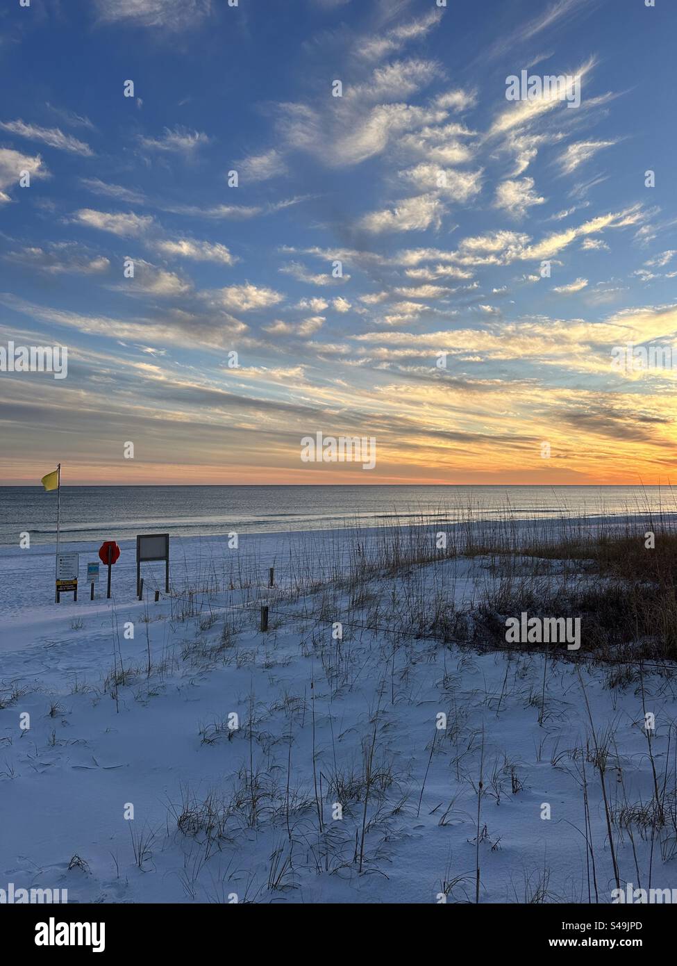 Tramonto dorato all'Henderson Beach State Park di Destin, Florida Foto Stock