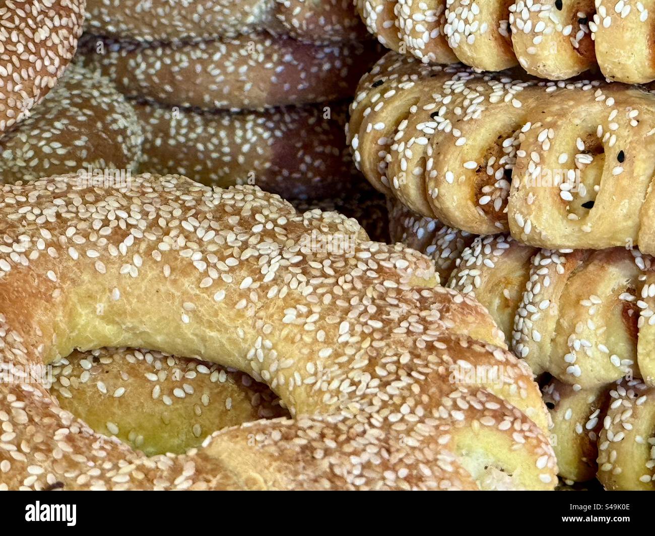 Koulouria, il tradizionale pane dolce greco, in mostra presso una panetteria locale. - Immagine stock catturata con smartphone