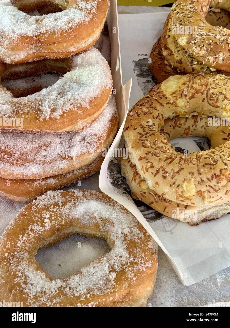 Koulouria, il tradizionale pane dolce greco, in mostra presso una panetteria locale. - Immagine stock catturata con smartphone