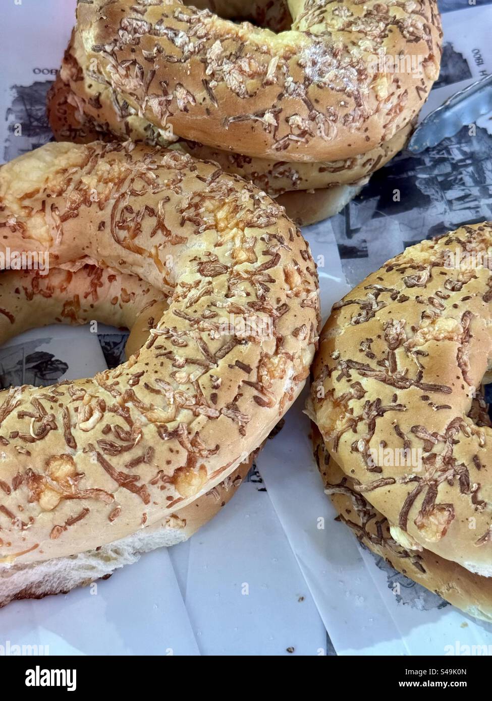 Koulouria, il tradizionale pane dolce greco, in mostra presso una panetteria locale. - Immagine stock catturata con smartphone