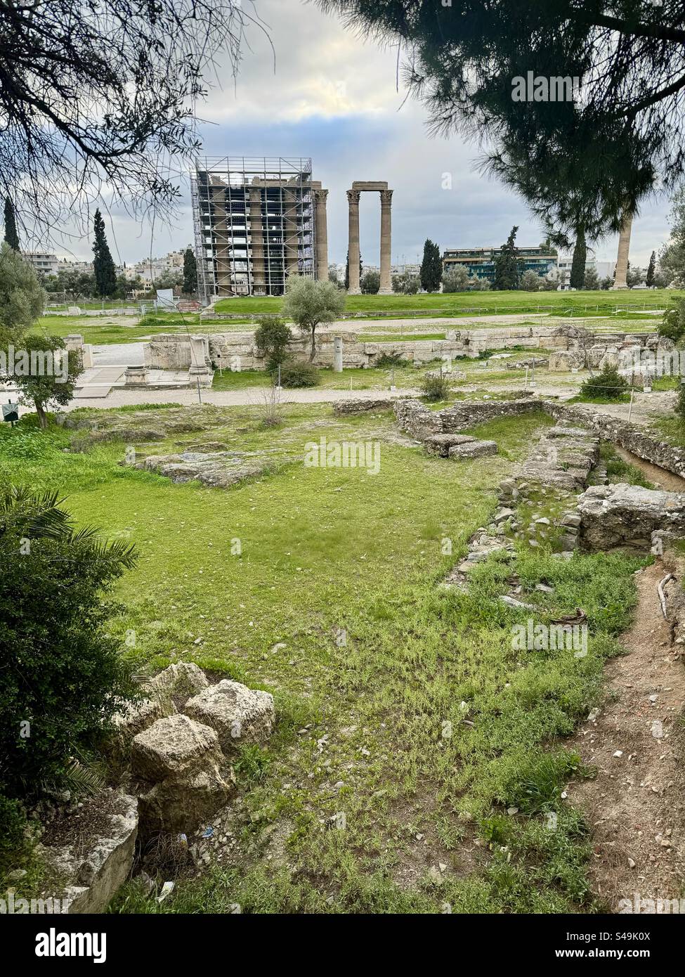 Tempio di Zeus Olimpio (Olympieion) ad Atene, Grecia, con impalcature che indicano lavori di restauro in corso. - Immagine stock catturata con smartphone