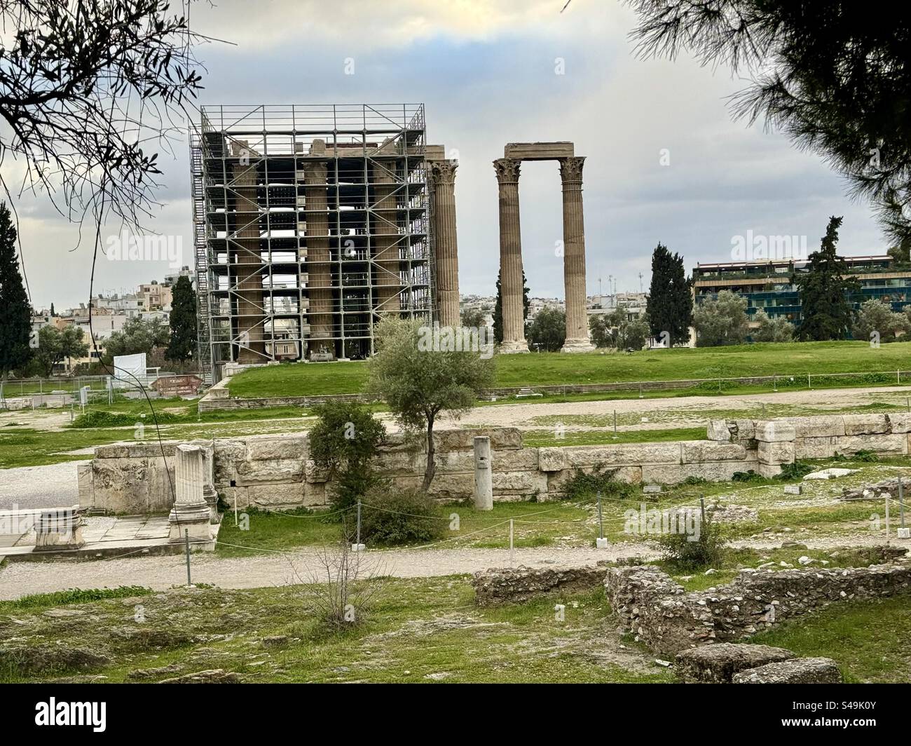 Tempio di Zeus Olimpio (Olympieion) ad Atene, Grecia, con impalcature che indicano lavori di restauro in corso. - Immagine stock catturata con smartphone