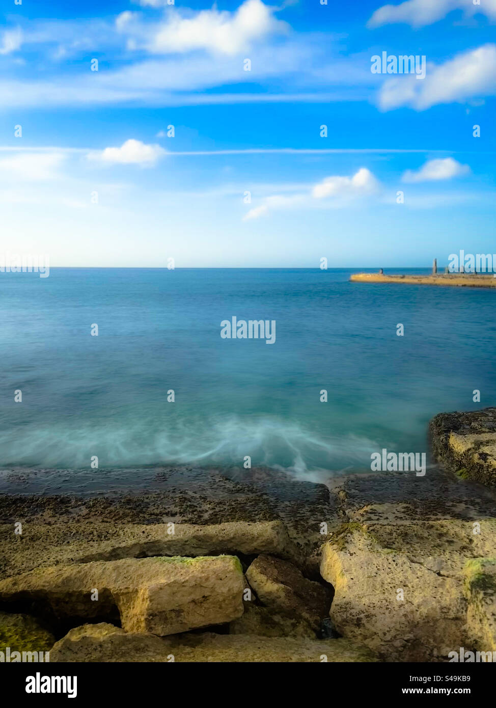 Lunga esposizione del paesaggio costiero. L'Avana, Cuba - Immagine stock catturata con smartphone