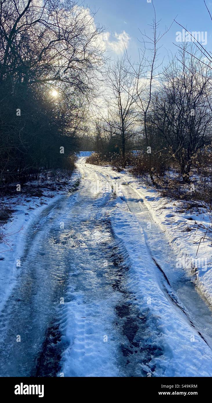 Snowy country road - Immagine stock catturata con smartphone