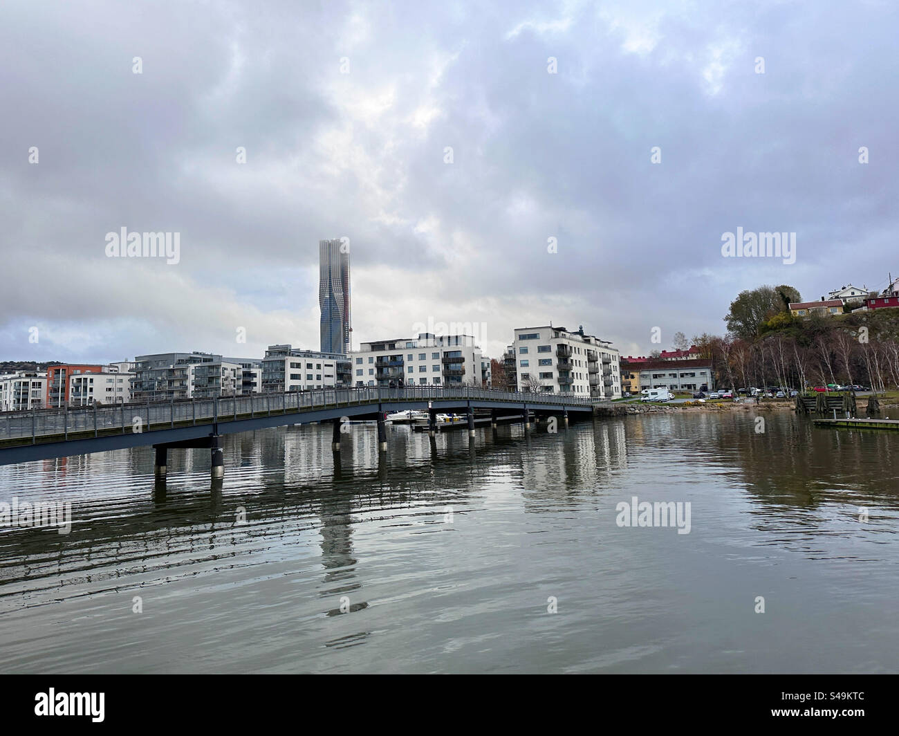 Una vista da Eriksberg di Karlatornet su Lindholmen, Gothenburg, Svezia. Il grattacielo è il più alto della Scandinavia. - Immagine stock catturata con smartphone
