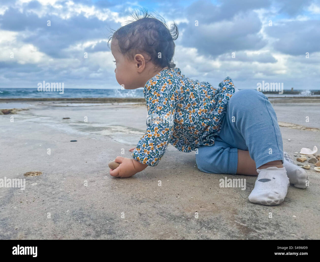 Bambini piccoli che giocano sulla costa Foto Stock