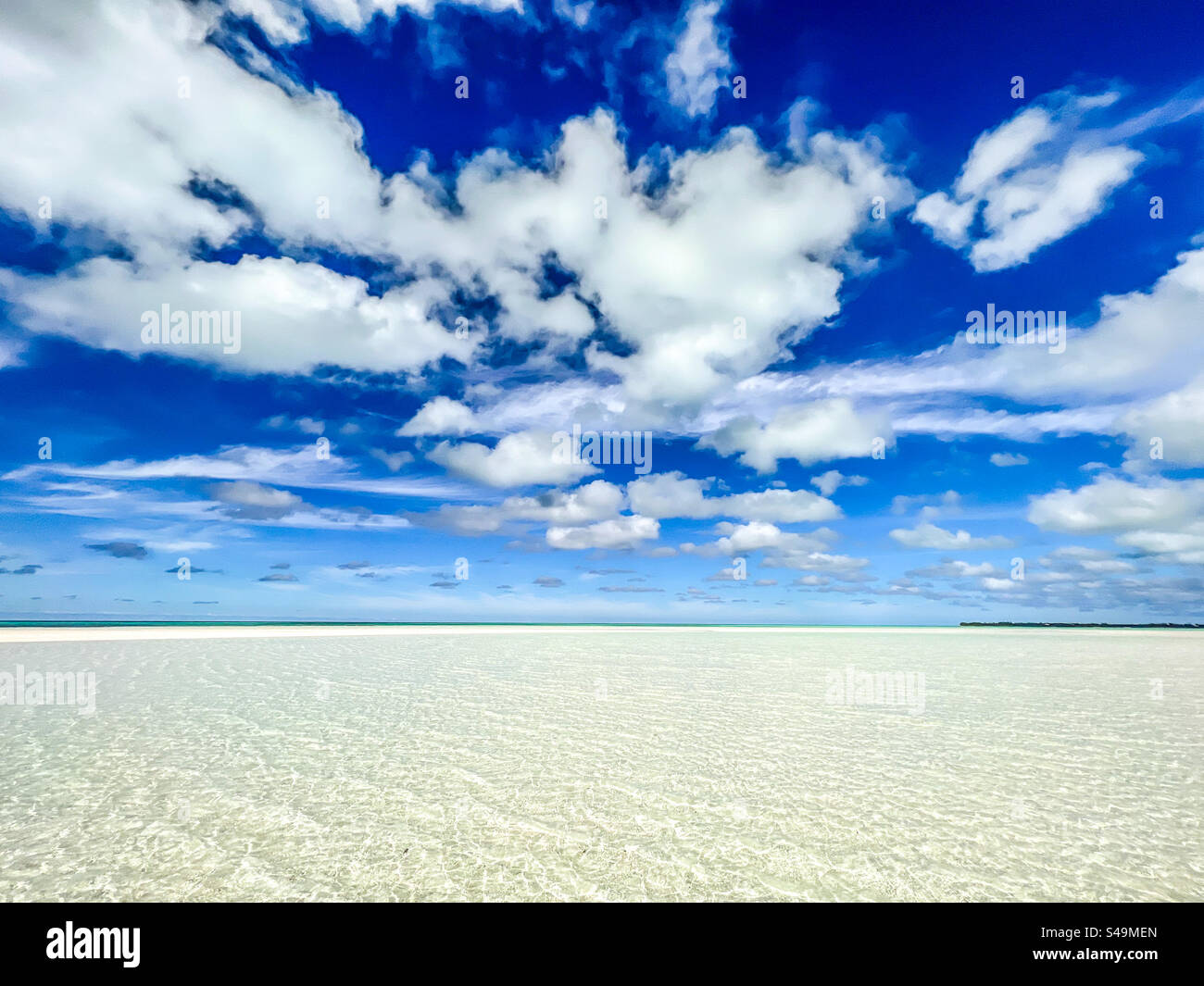 Un banco di sabbia in mezzo all'oceano vicino a Spanish Wells alle Bahamas il 13 novembre 2023. Foto Stock