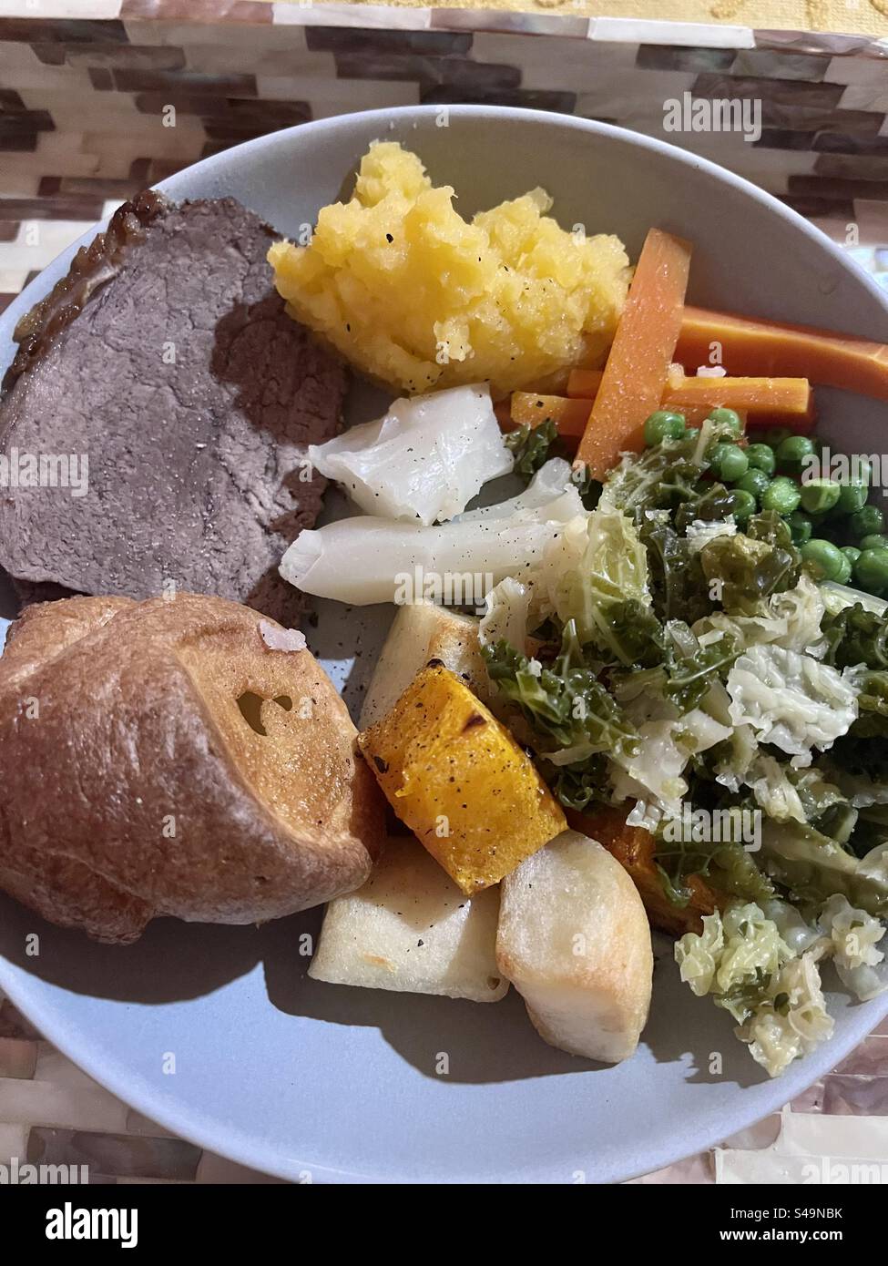 Tradizionale cena britannica domenicale con arrosto di manzo e verdure Foto Stock