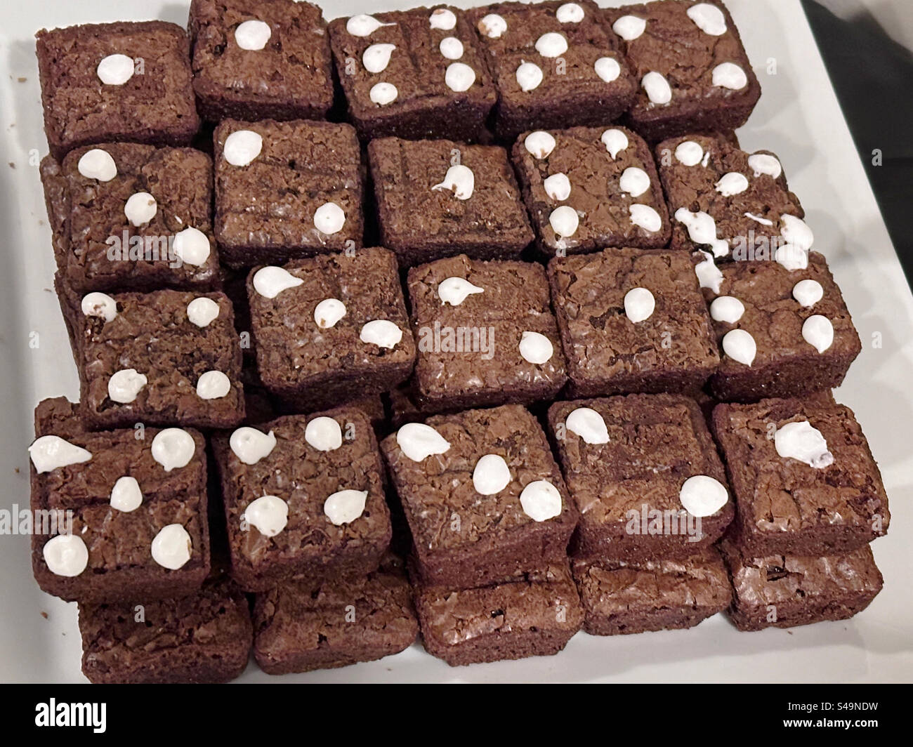 Brownie al cioccolato decorati per sembrare dadi. Foto Stock