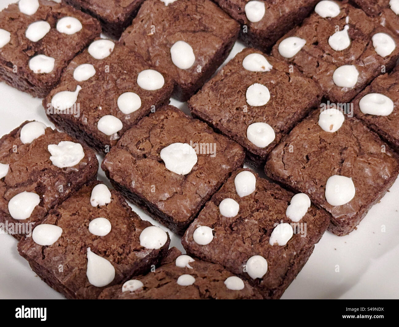 Primo piano di brownie al cioccolato decorati con l'aspetto di dadi. - Immagine stock catturata con smartphone