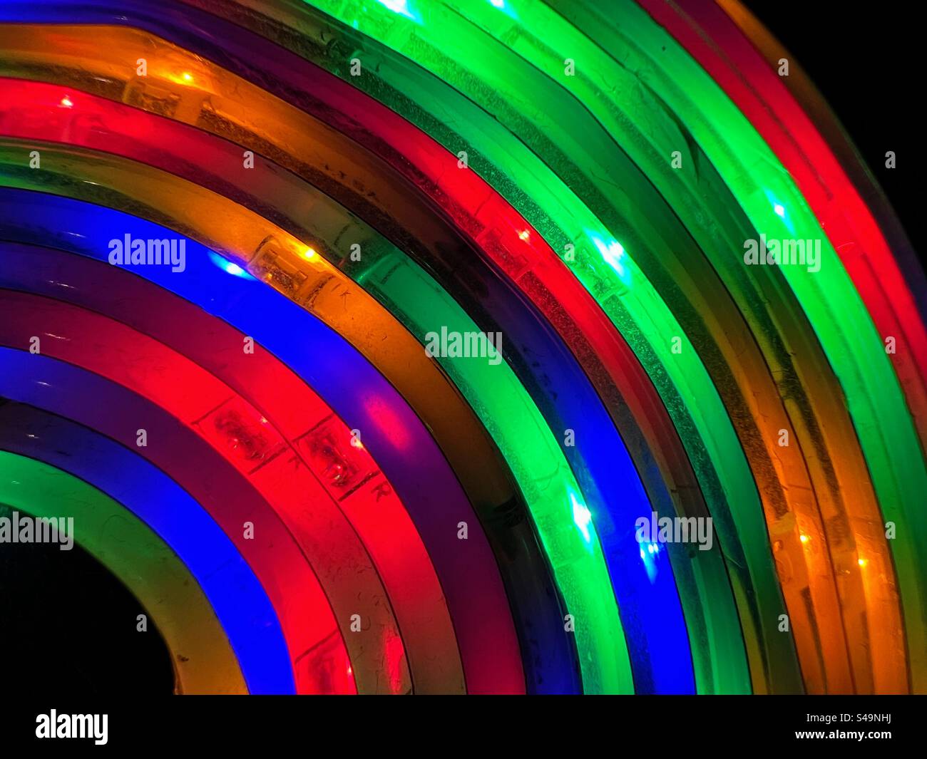 Primo piano astratto quadrante di sfondo della colorata striscia luminosa a spirale a LED arcobaleno - Immagine stock catturata con smartphone