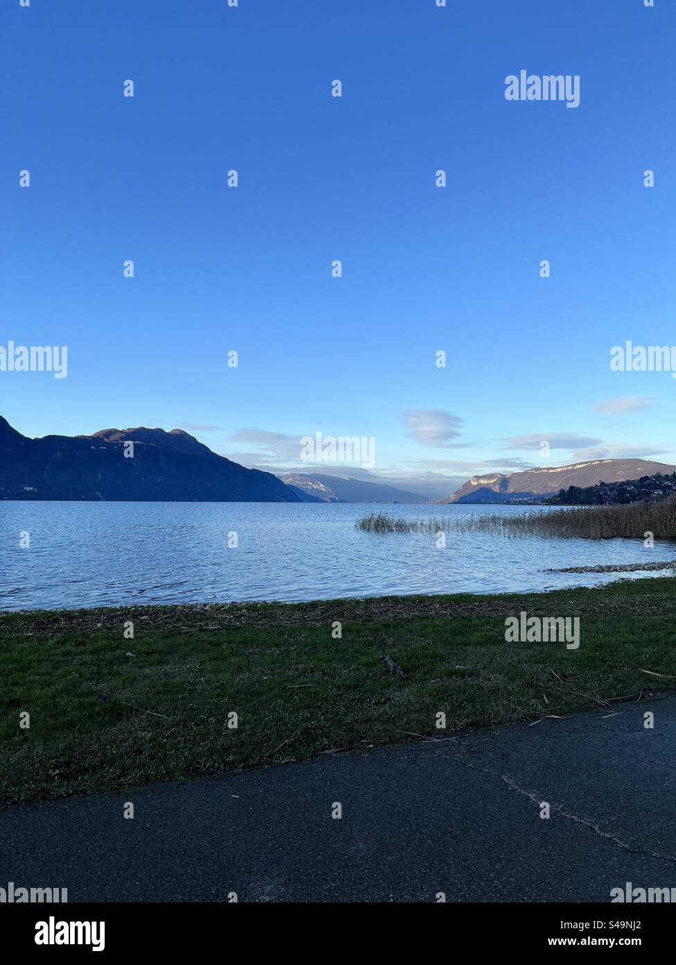 Passeggiata mattutina d'inverno sul lago. Foto Stock