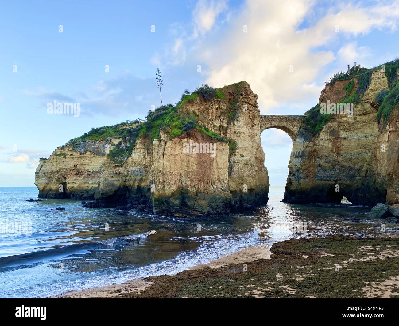 Ponte artificiale che collega la terraferma a una piccola isola di Lagos in Portogallo - Immagine stock catturata con smartphone