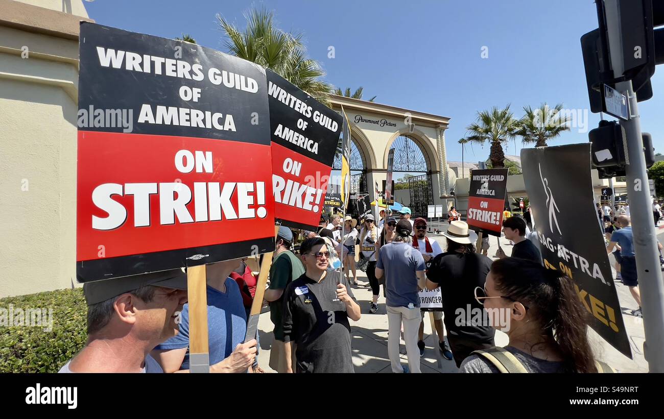 LOS ANGELES, CA, SEP 8, 2023: Membri e attori della Guild of America, membri della SAG-AFTRA, fuori dai cancelli della Paramount Studios di Hollywood - Immagine stock catturata con smartphone