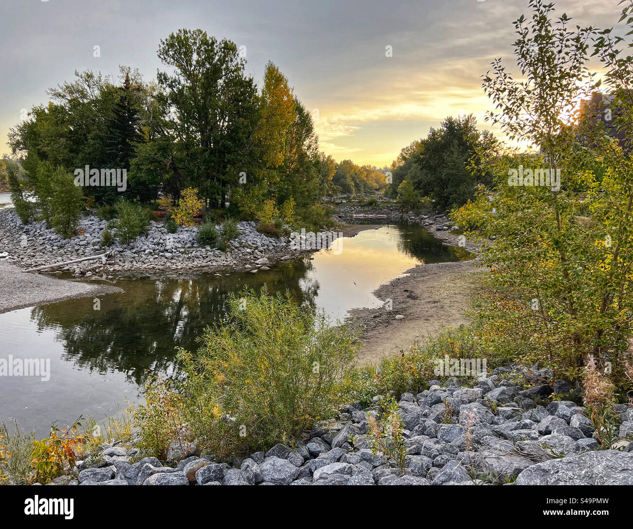 Colori autunnali, riflesso del fogliame degli alberi autunnali al Prince's Island Park, Calgary, Alberta, Canada. Foto Stock