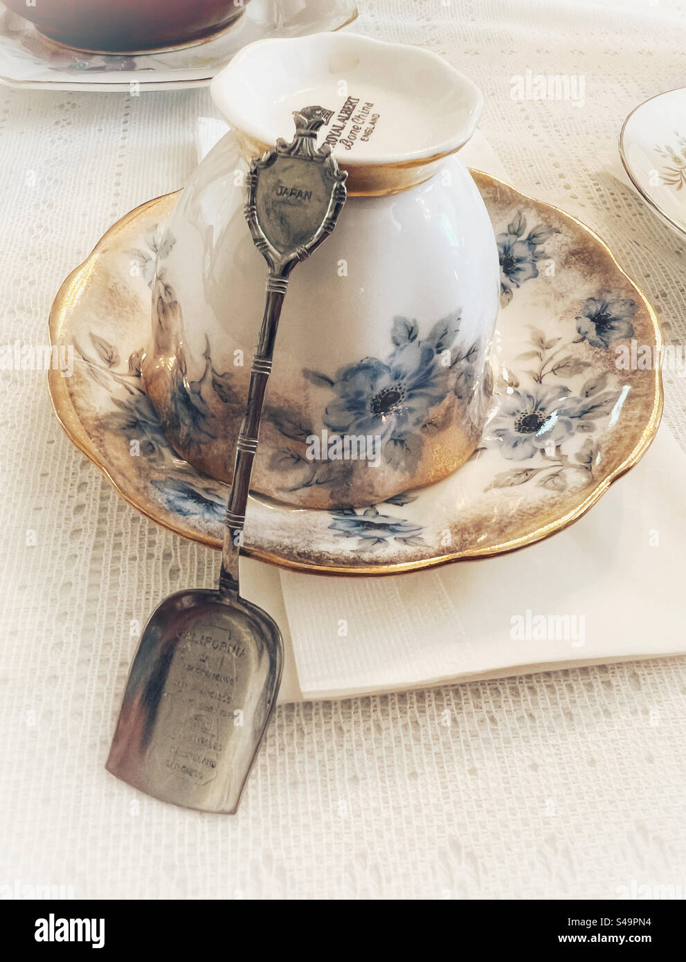 Elegante tazza da tè cinese e cucchiaio da tè. Foto Stock