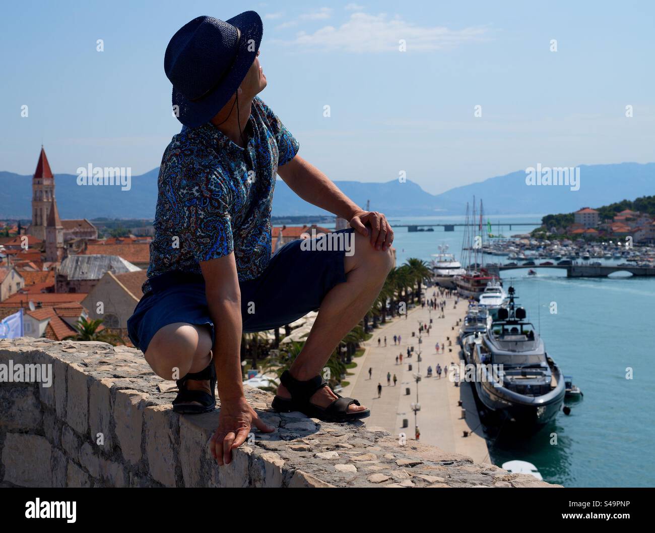 Turista a Traù, Croazia - Immagine stock catturata con smartphone