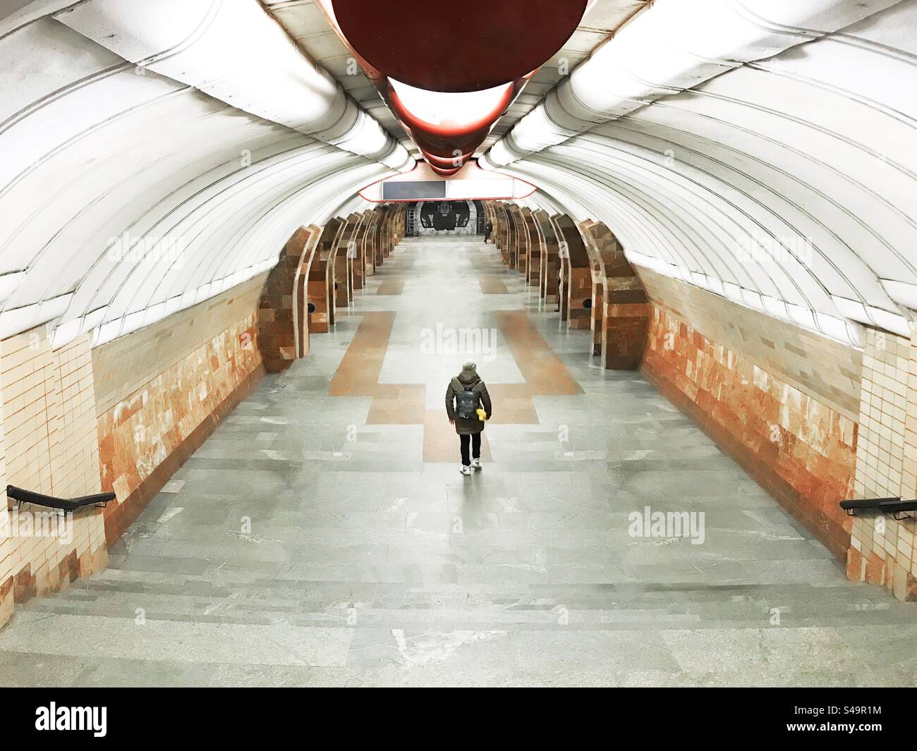 Piccole camminate umane tra l'architettura moderna - Immagine stock catturata con smartphone