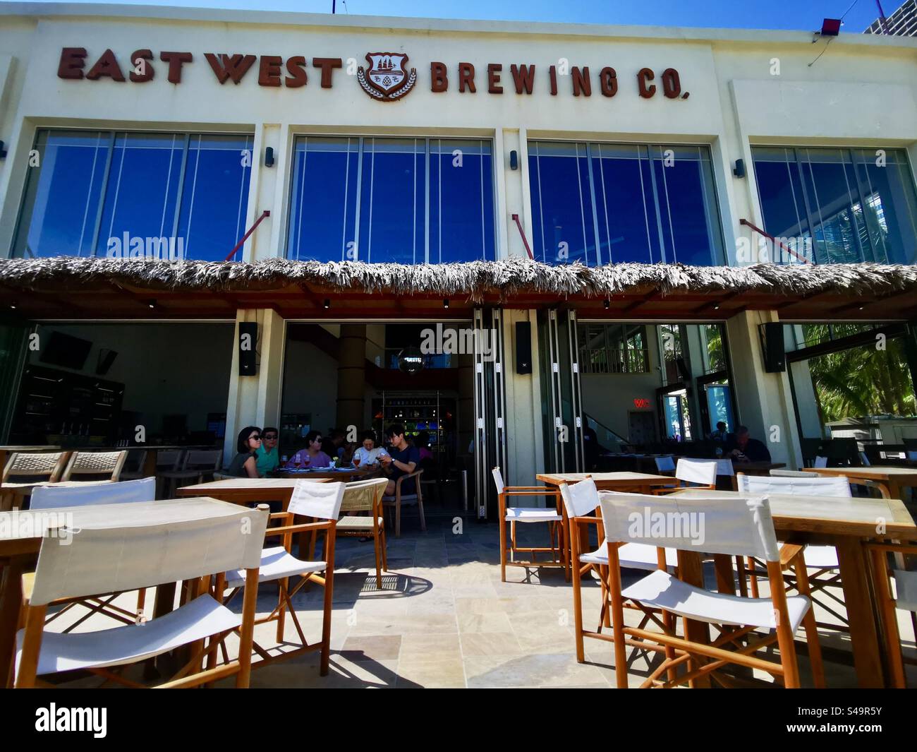 Il birrificio East West Taproom a da Nang, Vietnam. - Immagine stock catturata con smartphone
