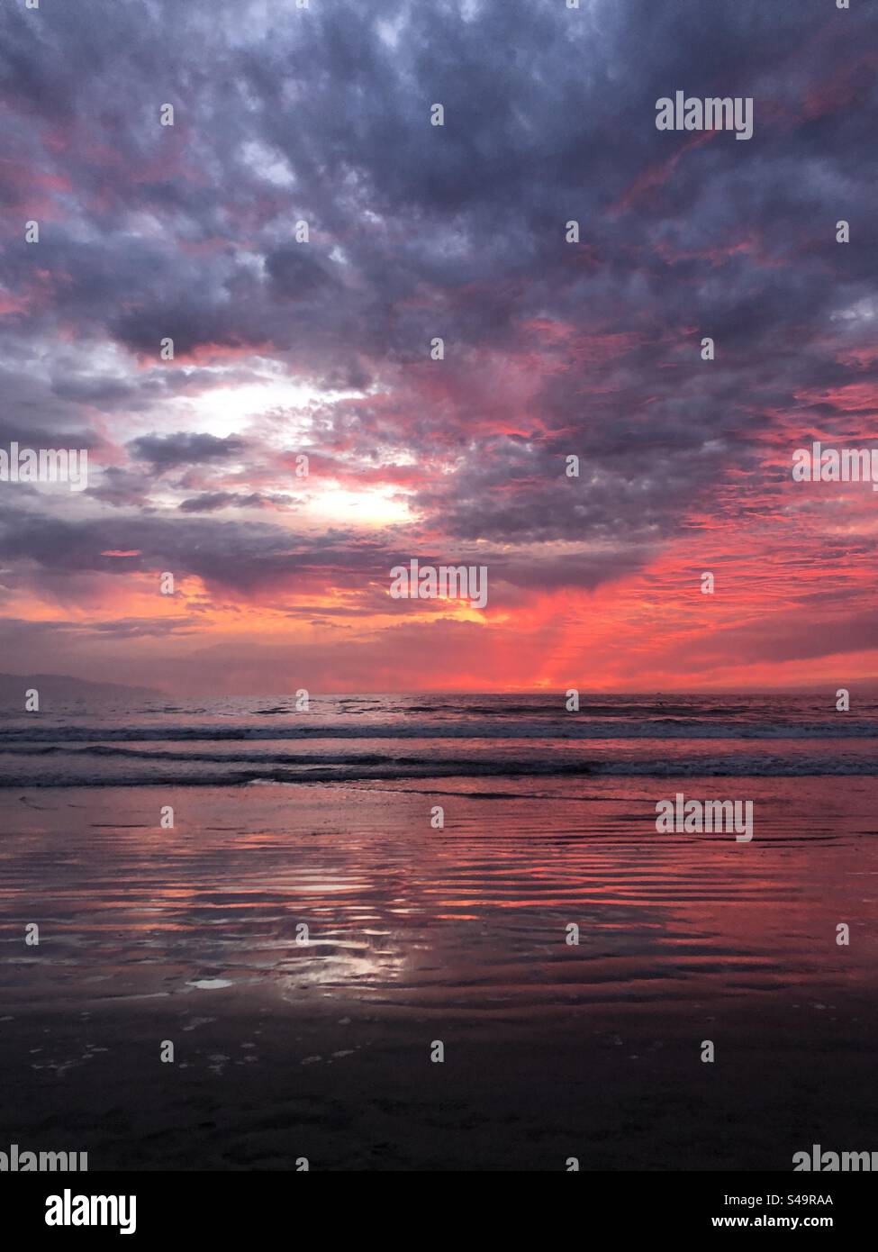 Tramonto mozzafiato sul mare. Foto Stock