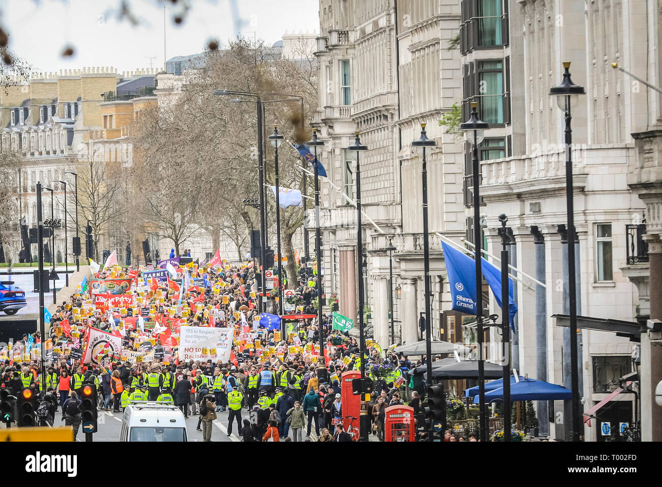 Londra, UK, 16 Mar 2019. I manifestanti in centro a Londra. A marzo, organizzati da gruppi di attivisti 'stand fino al razzismo" e "Amo la musica odio il razzismo' e supportati da sindacati TUC e di Unison, procede da Hyde Park Corner via Piccadilly e Trafalgar Square a Whitehall e Downing Street a Westminster. Eventi simili sono detenute in altre posizioni sul ONU contro il razzismo al giorno. Credito: Imageplotter/Alamy Live News Foto Stock